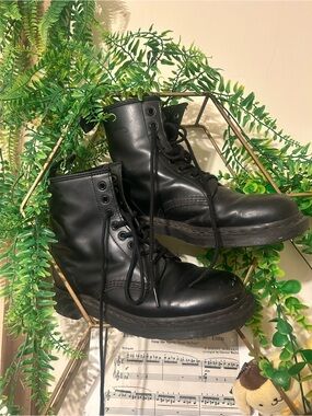 Dr.Martens Black Lace-Up Combat Boots men’s 8 women’s 9